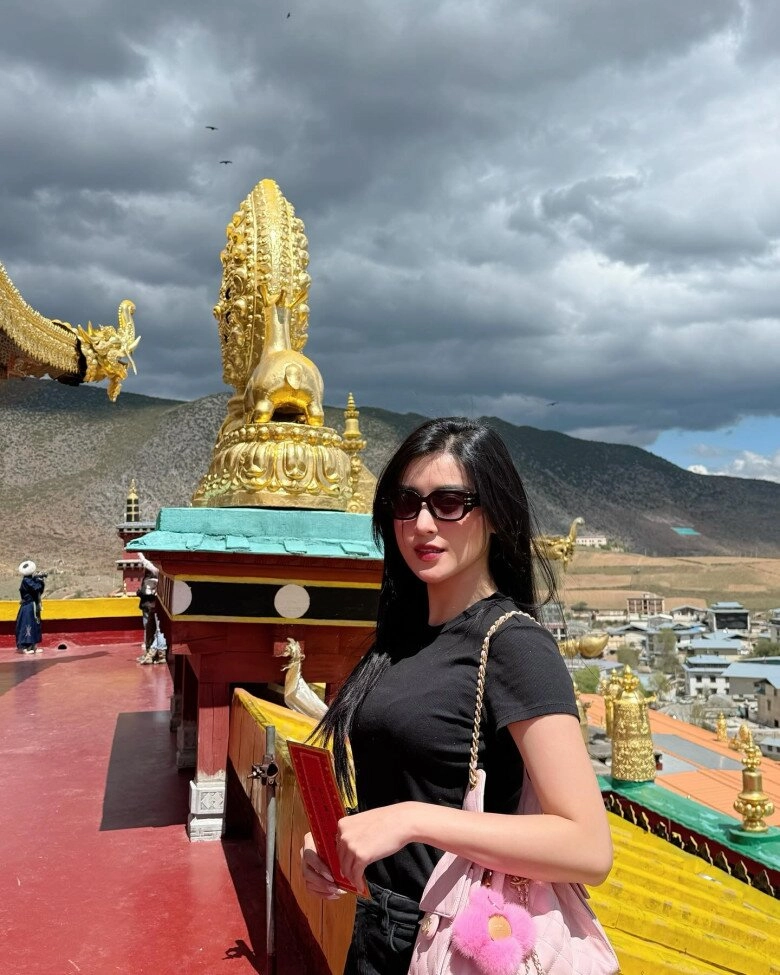 Thời trang đi viếng chùa của huyền my quá sang chảnh nhưng chưa là gì so với mẹ của cô - 1