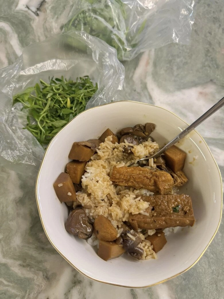 Thúy diễm trước khi đi làm vẫn nấu ăn để lại cho chồng nhưng lương thế thành ăn xong xây xẩm mặt mày - 2
