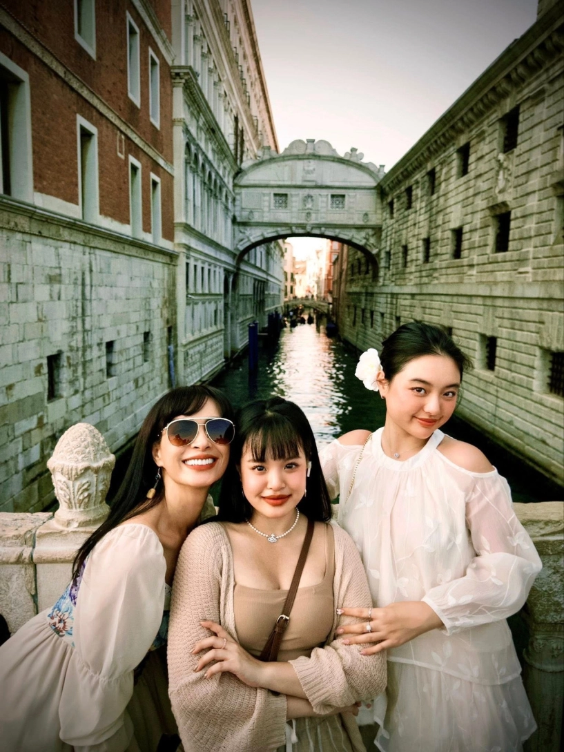 Thúy hạnh đưa hai con du ngoạn venice đẹp nổi bật trời tây - 1
