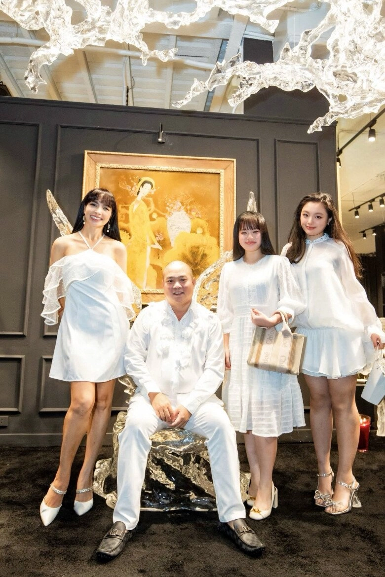 Thuý hạnh như chị gái của hai cô con gái mỹ nhân u50 vẫn tự tin mặc váy ngắn khoe chân dài miên man - 1