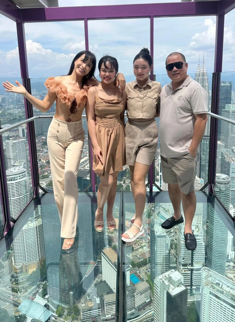 Thuý hạnh như chị gái của hai cô con gái mỹ nhân u50 vẫn tự tin mặc váy ngắn khoe chân dài miên man - 5