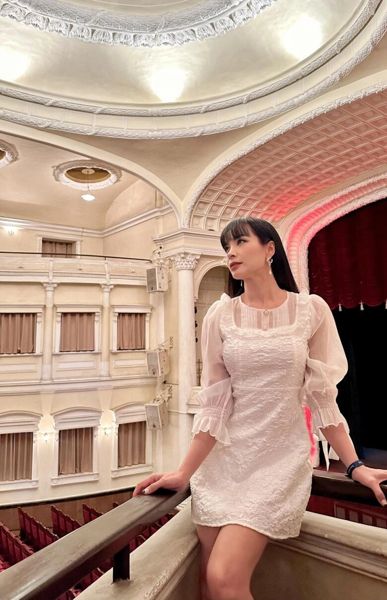 Thuý hạnh như chị gái của hai cô con gái mỹ nhân u50 vẫn tự tin mặc váy ngắn khoe chân dài miên man - 6