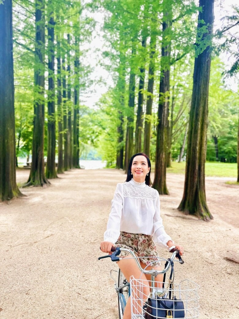 Thuý hạnh như chị gái của hai cô con gái mỹ nhân u50 vẫn tự tin mặc váy ngắn khoe chân dài miên man - 9