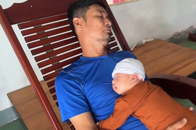 Tiết cương phấn khích khi chăm con ở tuổi 52 - 2