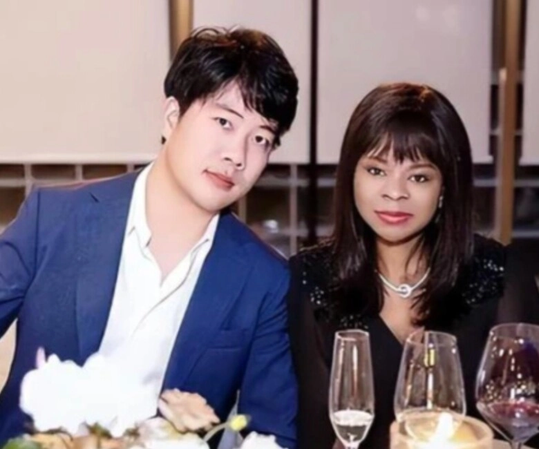 Tiểu thư châu phi sinh con với chồng da trắng con gái lai đẹp hoàn hảo rất nổi tiếng trên mxh - 1