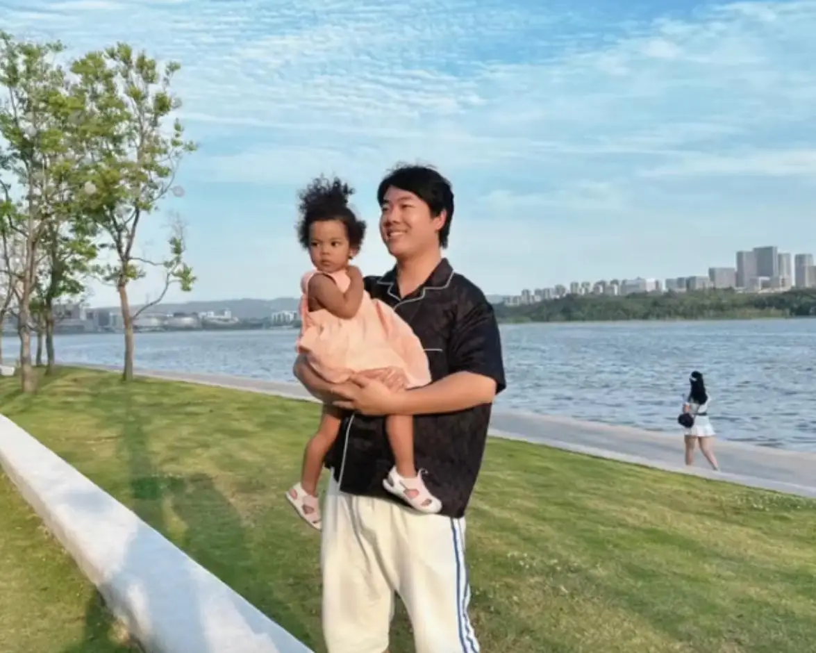 Tiểu thư châu phi sinh con với chồng da trắng con gái lai đẹp hoàn hảo rất nổi tiếng trên mxh - 8