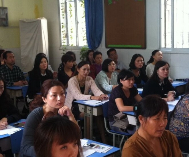 Tôi mất ngủ cả đêm khi bố chồng đi họp phụ huynh về mừng rỡ khoe cháu gái học bạ toàn điểm 10 - 1