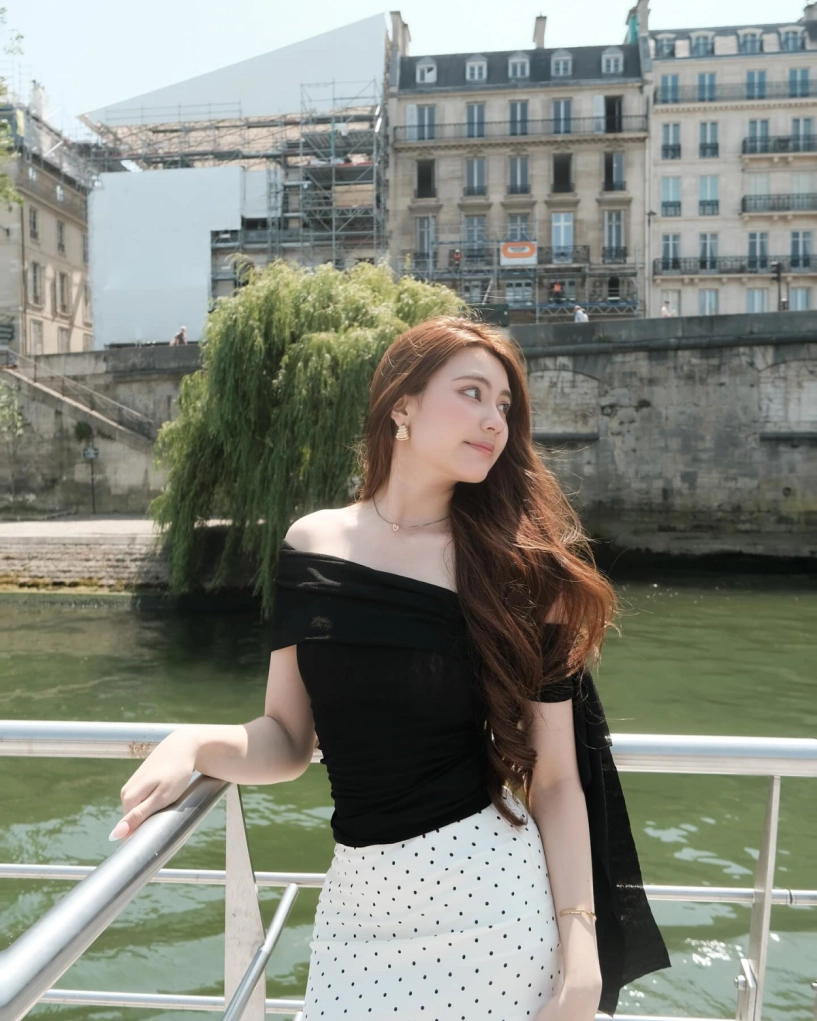 Trang phục tôn dáng tuổi 17 của con gái út quyền linh - 8