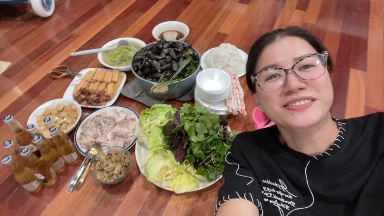 Trang trần khoái chí khoe rổ rau bát mắm giữa xứ người - 1