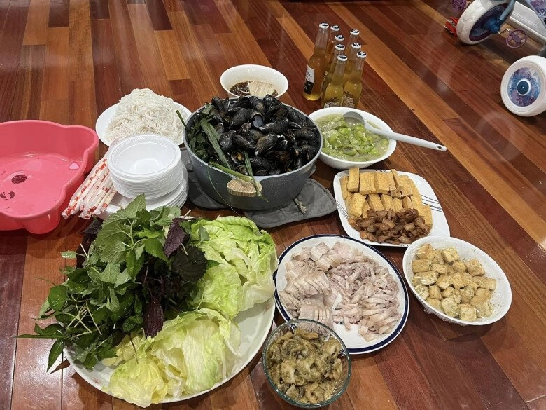 Trang trần khoái chí khoe rổ rau bát mắm giữa xứ người - 2