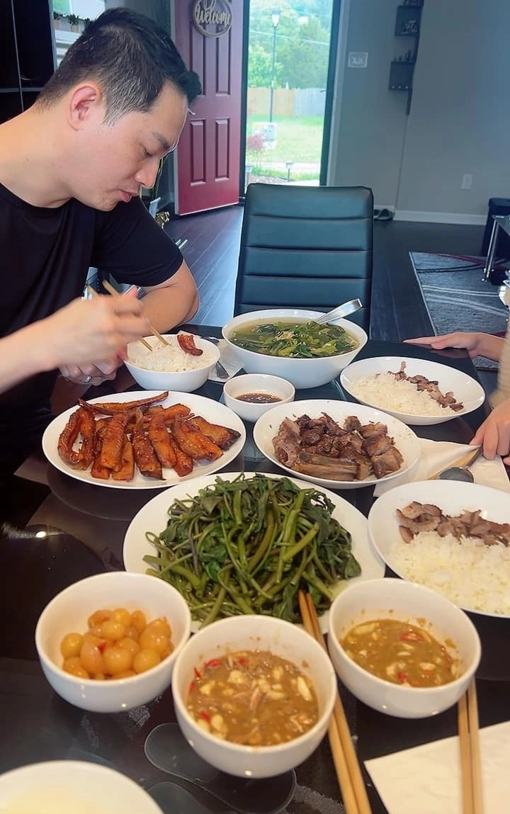 Trang trần khoe món ăn dân dã hài hước nói gia cảnh nghèo khó không có tiền mua đồ tây ăn - 1