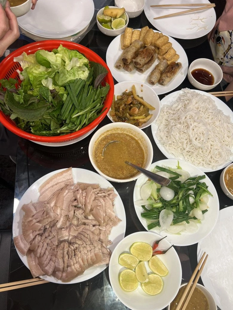Trang trần khoe món ăn dân dã hài hước nói gia cảnh nghèo khó không có tiền mua đồ tây ăn - 5
