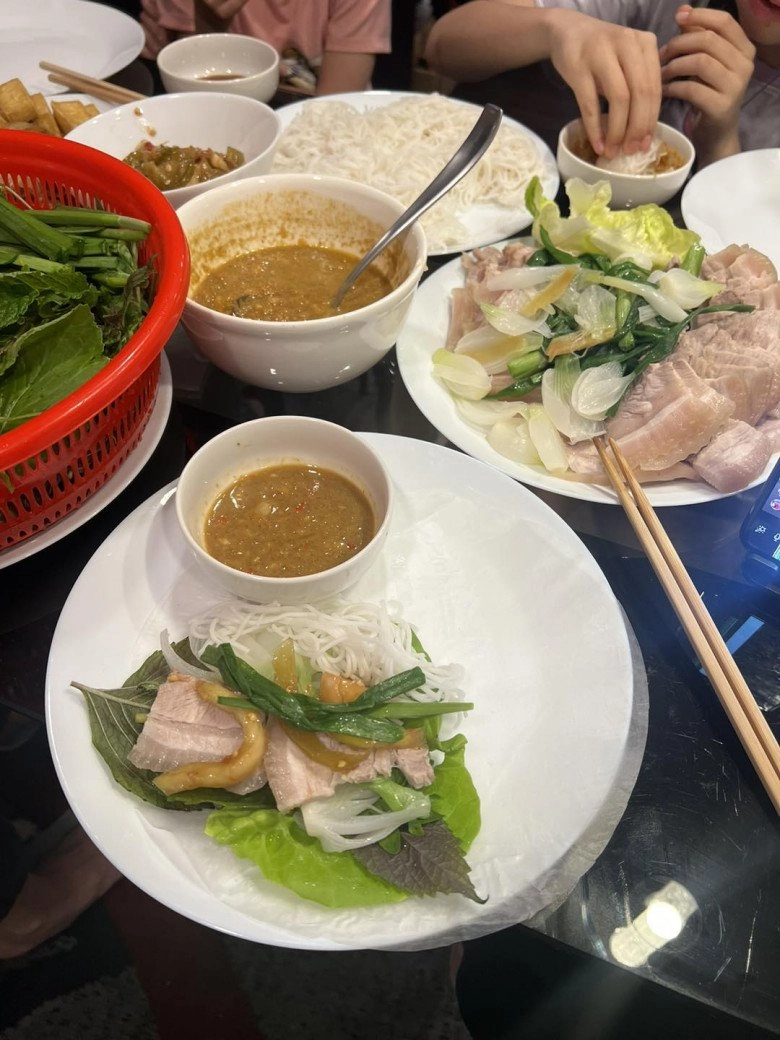 Trang trần khoe món ăn dân dã hài hước nói gia cảnh nghèo khó không có tiền mua đồ tây ăn - 6