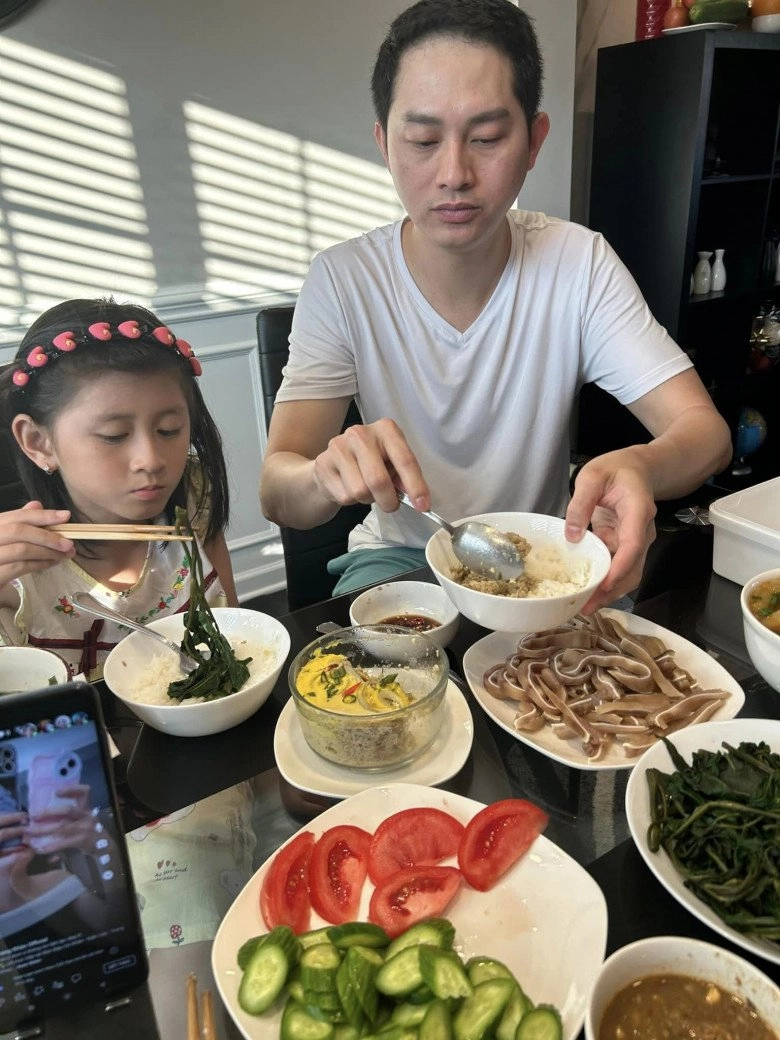 Trang trần nấu ăn nhưng quên cắm cơm chồng và con gái vẫn chấm điểm cao cho món ăn đậm mùi này - 12