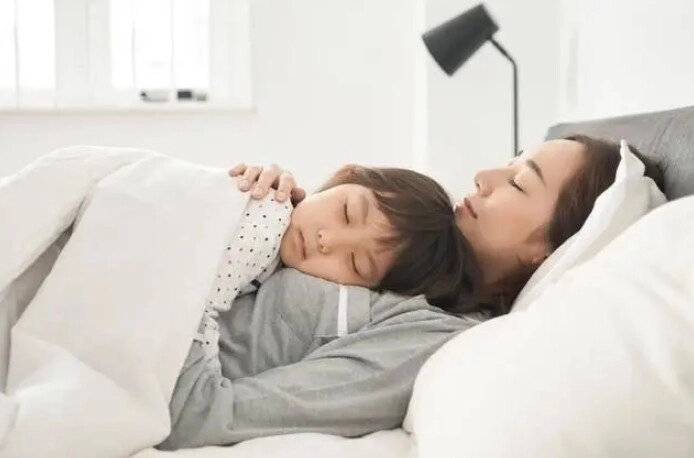 Trẻ ngủ với mẹ và ngủ một mình có sự khác biệt quá rõ rệt về sự phát triển não bộ sau 10 năm - 2
