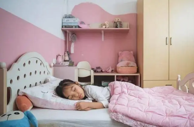 Trẻ ngủ với mẹ và ngủ một mình có sự khác biệt quá rõ rệt về sự phát triển não bộ sau 10 năm - 4