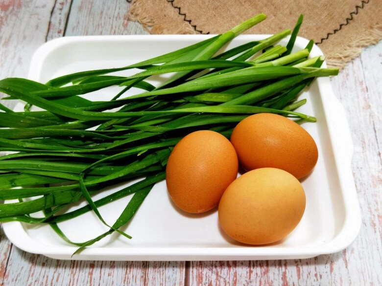 Trứng xào với lá này chưa đầy mấy phút là xong vừa ngon lại siêu bổ ngon hơn cho hành lá - 1