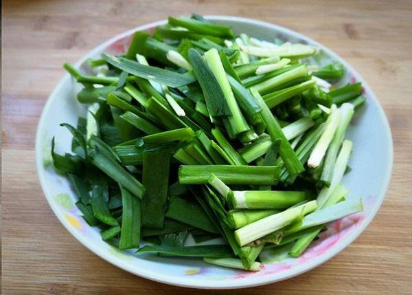 Trứng xào với lá này chưa đầy mấy phút là xong vừa ngon lại siêu bổ ngon hơn cho hành lá - 2
