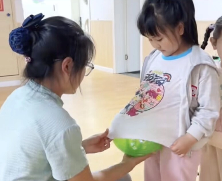 Trường mẫu giáo gây xôn xao khi cho 300 học sinh trải nghiệm mang bầu nhìn các bé khệ nệ bê bụng ăn ngủ mà thương - 2