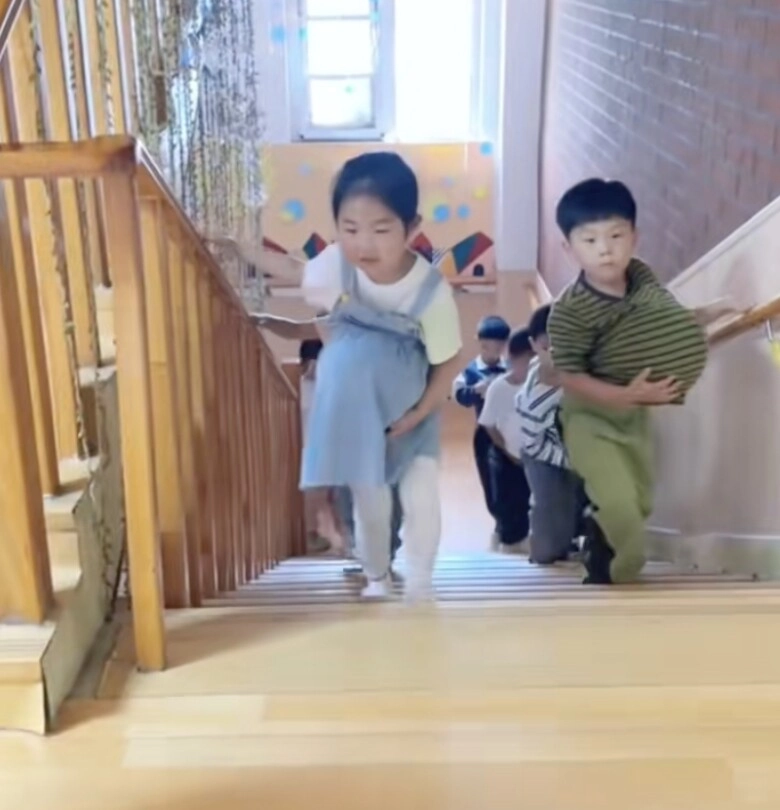 Trường mẫu giáo gây xôn xao khi cho 300 học sinh trải nghiệm mang bầu nhìn các bé khệ nệ bê bụng ăn ngủ mà thương - 3