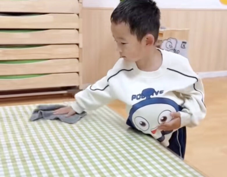 Trường mẫu giáo gây xôn xao khi cho 300 học sinh trải nghiệm mang bầu nhìn các bé khệ nệ bê bụng ăn ngủ mà thương - 4