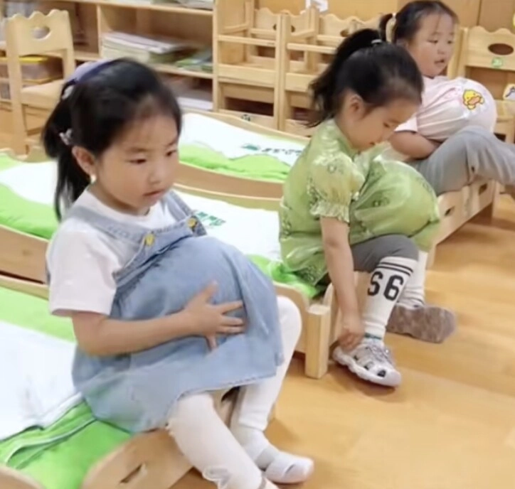 Trường mẫu giáo gây xôn xao khi cho 300 học sinh trải nghiệm mang bầu nhìn các bé khệ nệ bê bụng ăn ngủ mà thương - 5