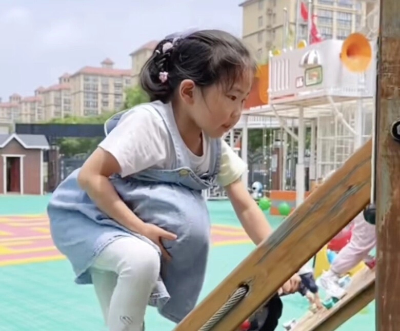 Trường mẫu giáo gây xôn xao khi cho 300 học sinh trải nghiệm mang bầu nhìn các bé khệ nệ bê bụng ăn ngủ mà thương - 6