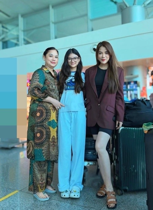 Trương ngọc ánh khoe mẹ ruột và con gái có chiều cao nổi bật - 1