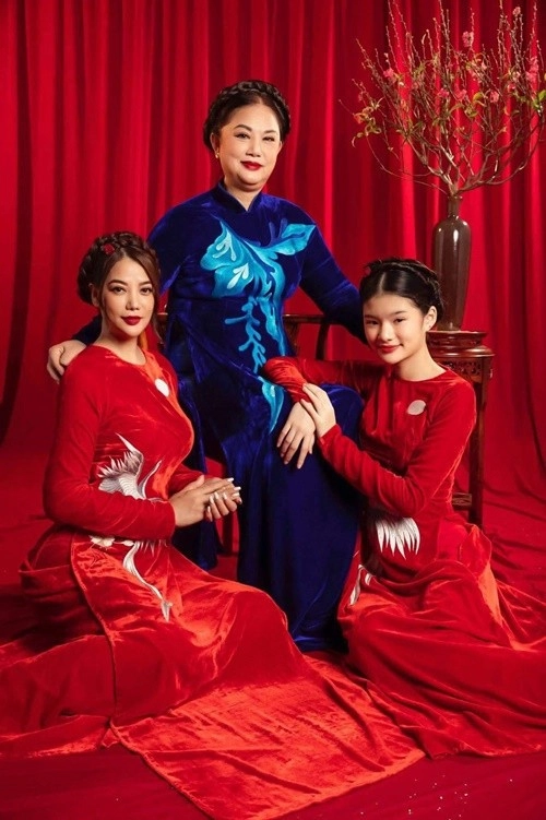Trương ngọc ánh khoe mẹ ruột và con gái có chiều cao nổi bật - 2