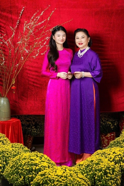 Trương ngọc ánh khoe mẹ ruột và con gái có chiều cao nổi bật - 3