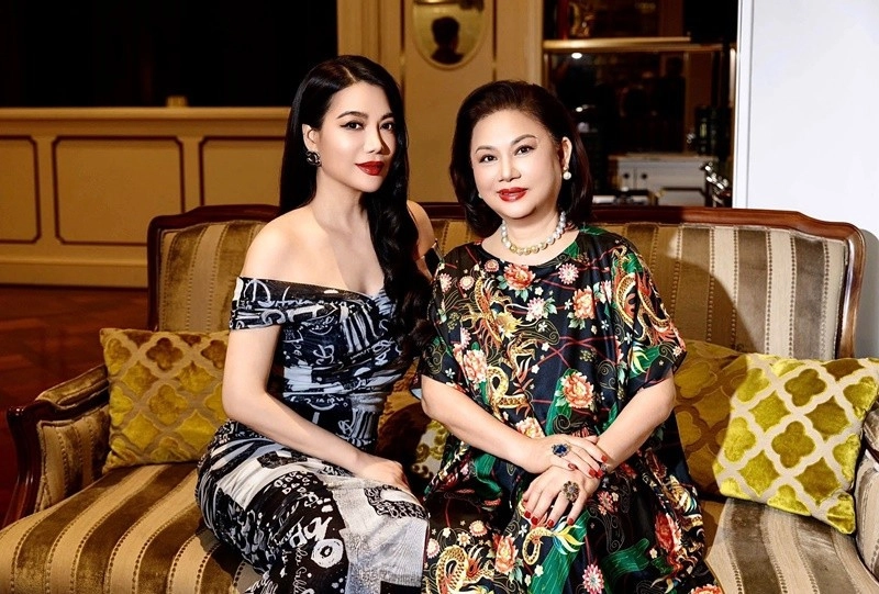 Trương ngọc ánh khoe mẹ ruột và con gái có chiều cao nổi bật - 4