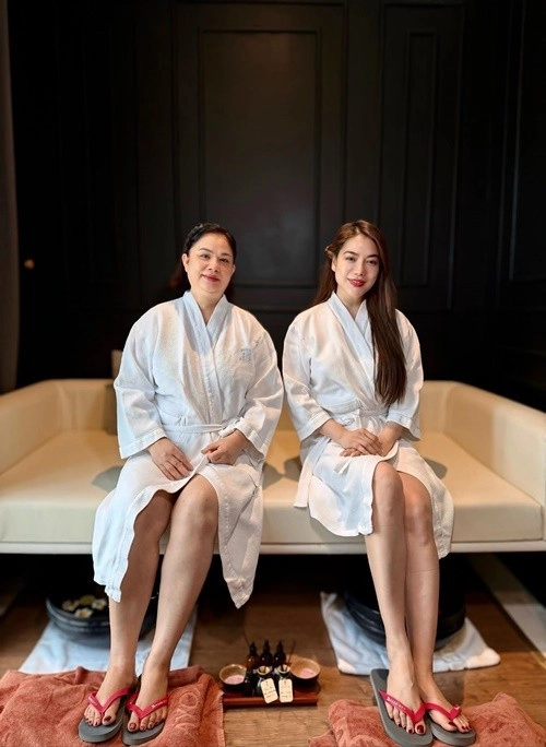 Trương ngọc ánh khoe mẹ ruột và con gái có chiều cao nổi bật - 5
