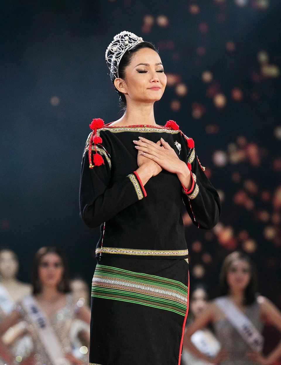 Từ chân trần đến dạ hội lấp lánh 7 chiếc váy final walk của hoa hậu việt khiến dân tình nhớ mãi - 8