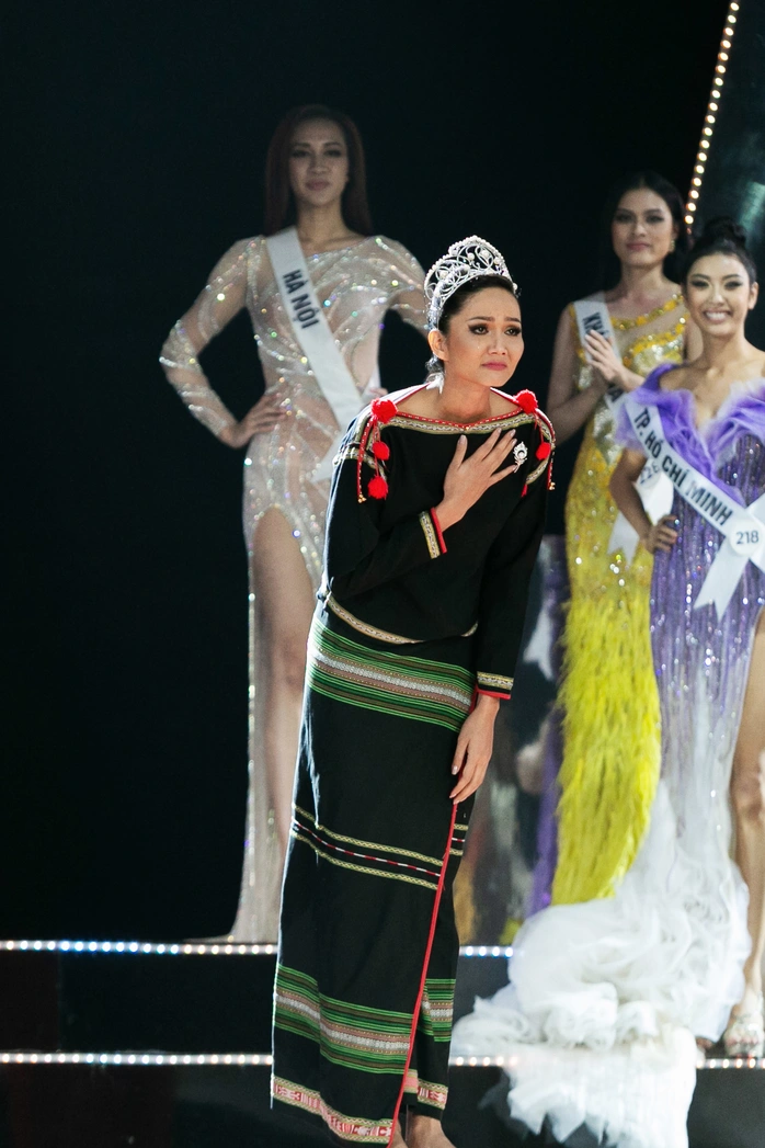 Từ chân trần đến dạ hội lấp lánh 7 chiếc váy final walk của hoa hậu việt khiến dân tình nhớ mãi - 9