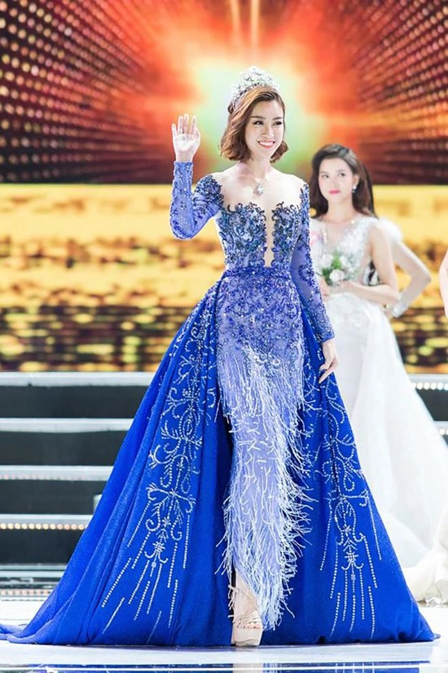 Từ chân trần đến dạ hội lấp lánh 7 chiếc váy final walk của hoa hậu việt khiến dân tình nhớ mãi - 12