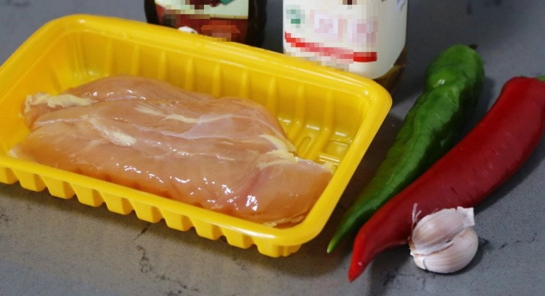 Ức gà đem xào đơn giản thế này chỉ vài phút là xong thơm ngon đậm đà lại chẳng dai khô - 1