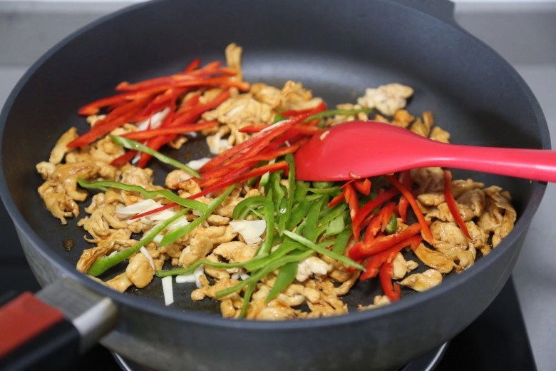 Ức gà đem xào đơn giản thế này chỉ vài phút là xong thơm ngon đậm đà lại chẳng dai khô - 7