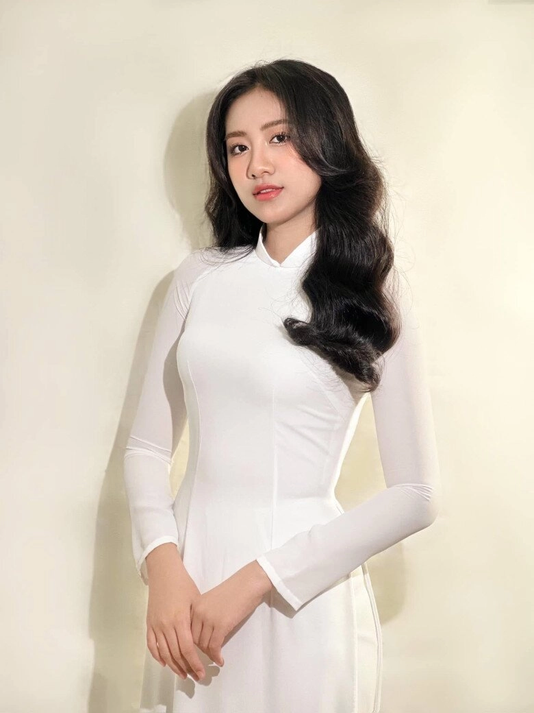 Vẻ đẹp đối lập của hai nàng hậu cùng tên linh vừa đăng quang cách nhau 1 tuần - 4