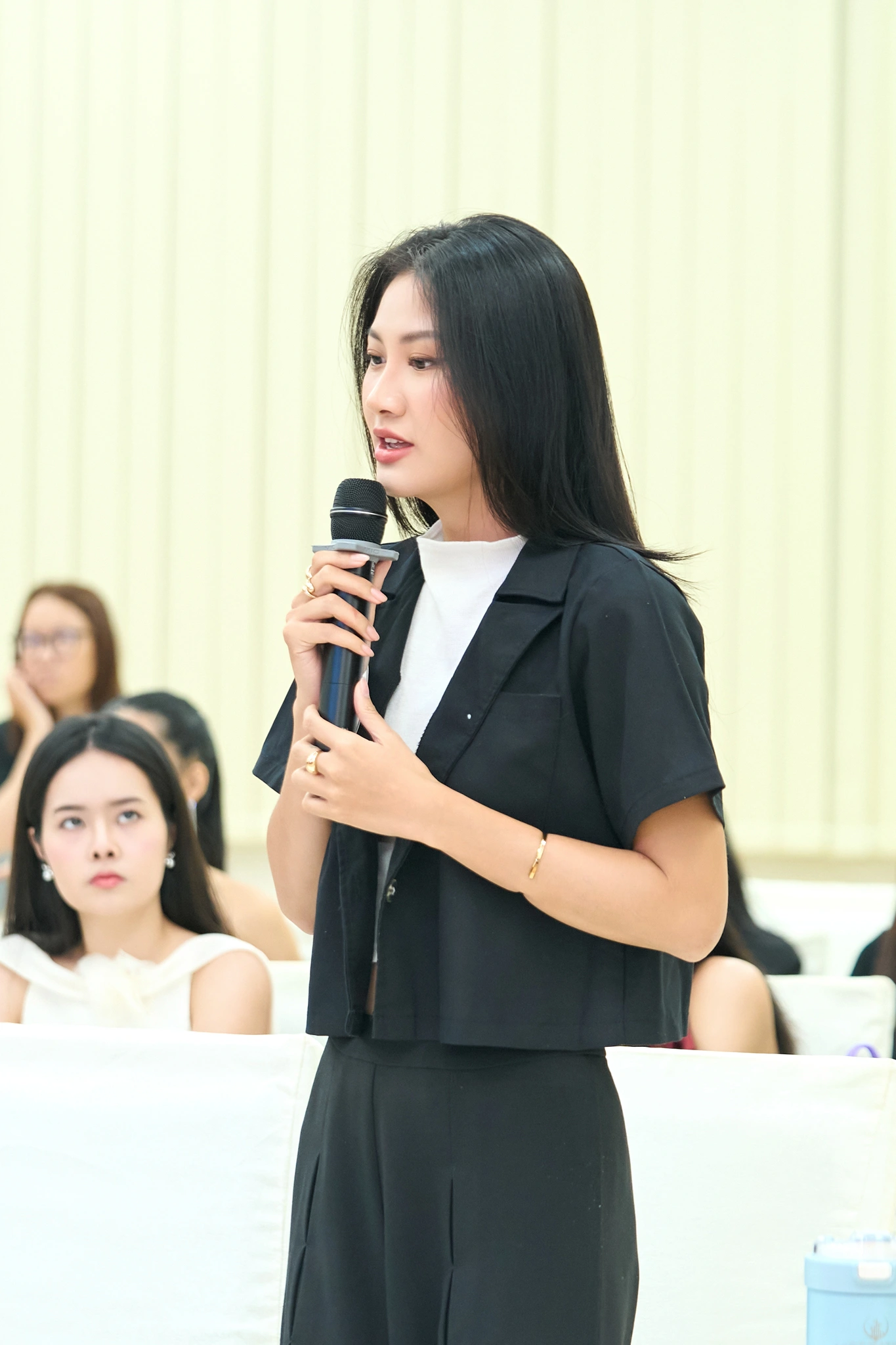 Vẻ đẹp đối lập của hai nàng hậu cùng tên linh vừa đăng quang cách nhau 1 tuần - 8