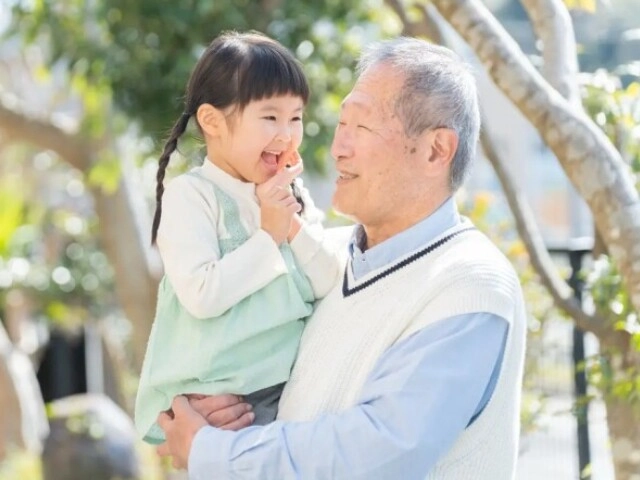 Về quê đón con bố chồng dúi vào tay con dâu túi quà bự vừa nhìn thấy thứ đồ bên trong tôi vứt ngay sọt rác - 1