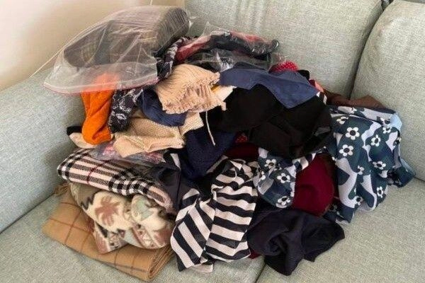 Về quê đón con bố chồng dúi vào tay con dâu túi quà bự vừa nhìn thấy thứ đồ bên trong tôi vứt ngay sọt rác - 2