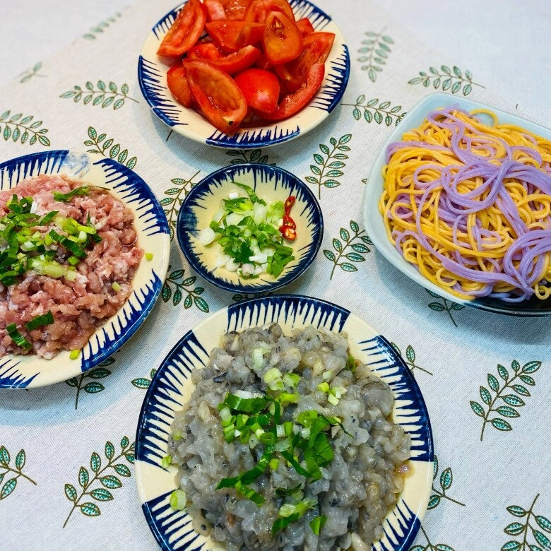 Vét tủ lạnh nhà còn ít tôm thịt đem nấu ngay thành món này được bữa ăn đổi gió chẳng cần đến cơm - 1