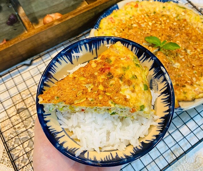 Vét tủ lạnh nhà còn ít trứng với rau củ làm ngay thành món này ăn với cơm vừa rẻ lại ngon bổ - 1