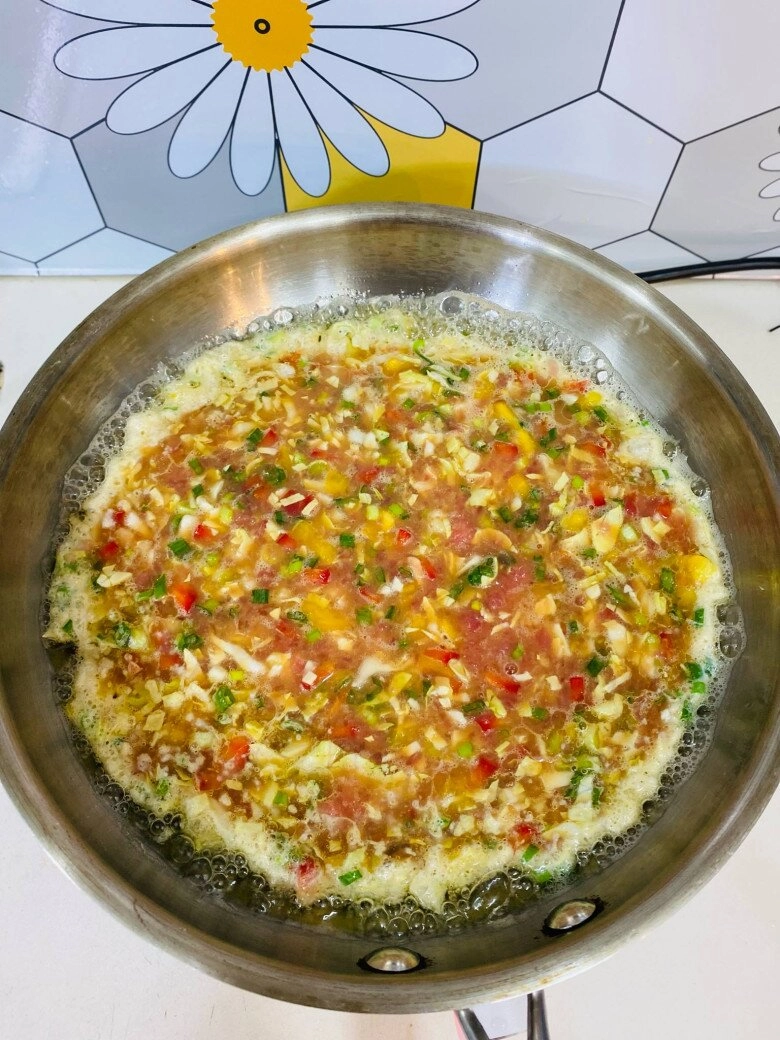 Vét tủ lạnh nhà còn ít trứng với rau củ làm ngay thành món này ăn với cơm vừa rẻ lại ngon bổ - 8