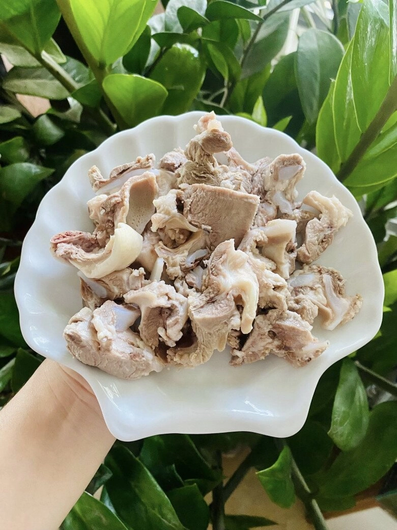 Vét tủ lạnh nhà thừa ít lưỡi lợn luộc đem ngay làm món nộm giòn ngon thanh mát giải nhiệt ngày hè - 1