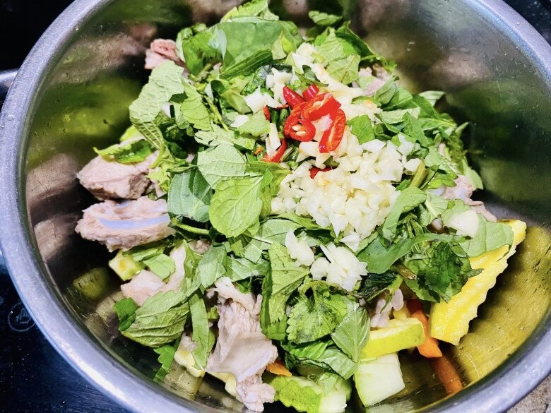 Vét tủ lạnh nhà thừa ít lưỡi lợn luộc đem ngay làm món nộm giòn ngon thanh mát giải nhiệt ngày hè - 5