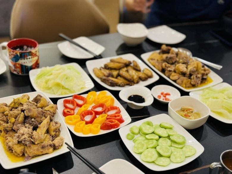 Vợ btv trần quang minh khoe mâm cơm nhà đông con ngon mắt bạn bè nhận xét trông như có cỗ - 5