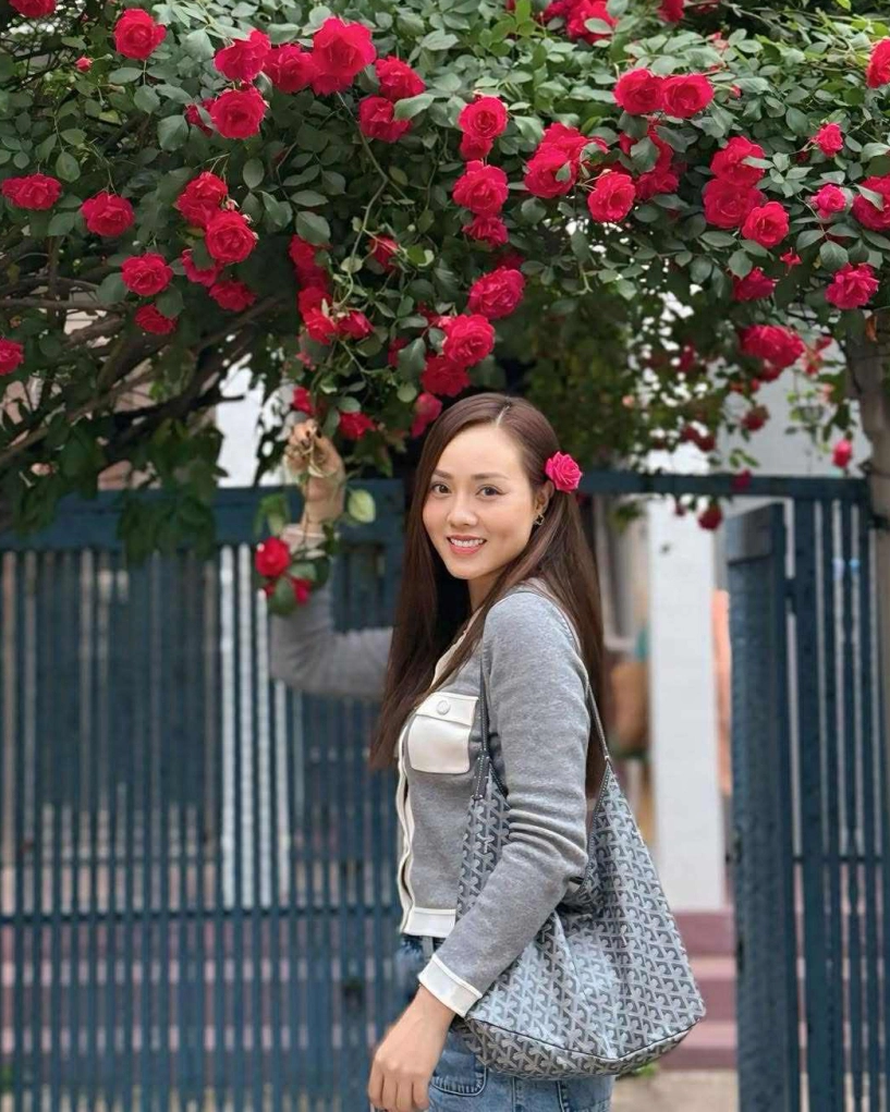 Vợ công lý diện loạt đồ phong cách giàu ngầm trên phố hàn quốc - 1