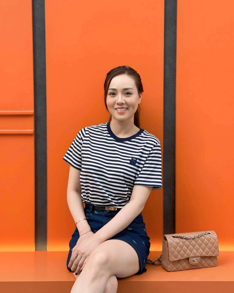 Vợ công lý diện loạt đồ phong cách giàu ngầm trên phố hàn quốc - 6