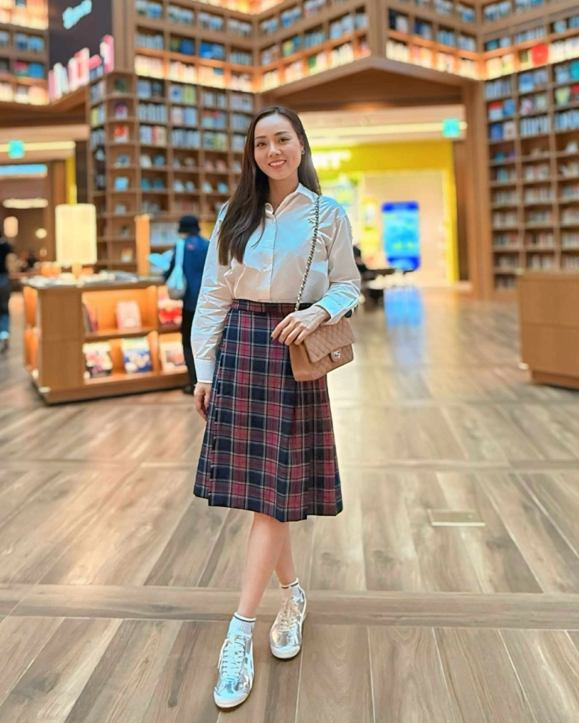 Vợ công lý diện loạt đồ phong cách giàu ngầm trên phố hàn quốc - 8